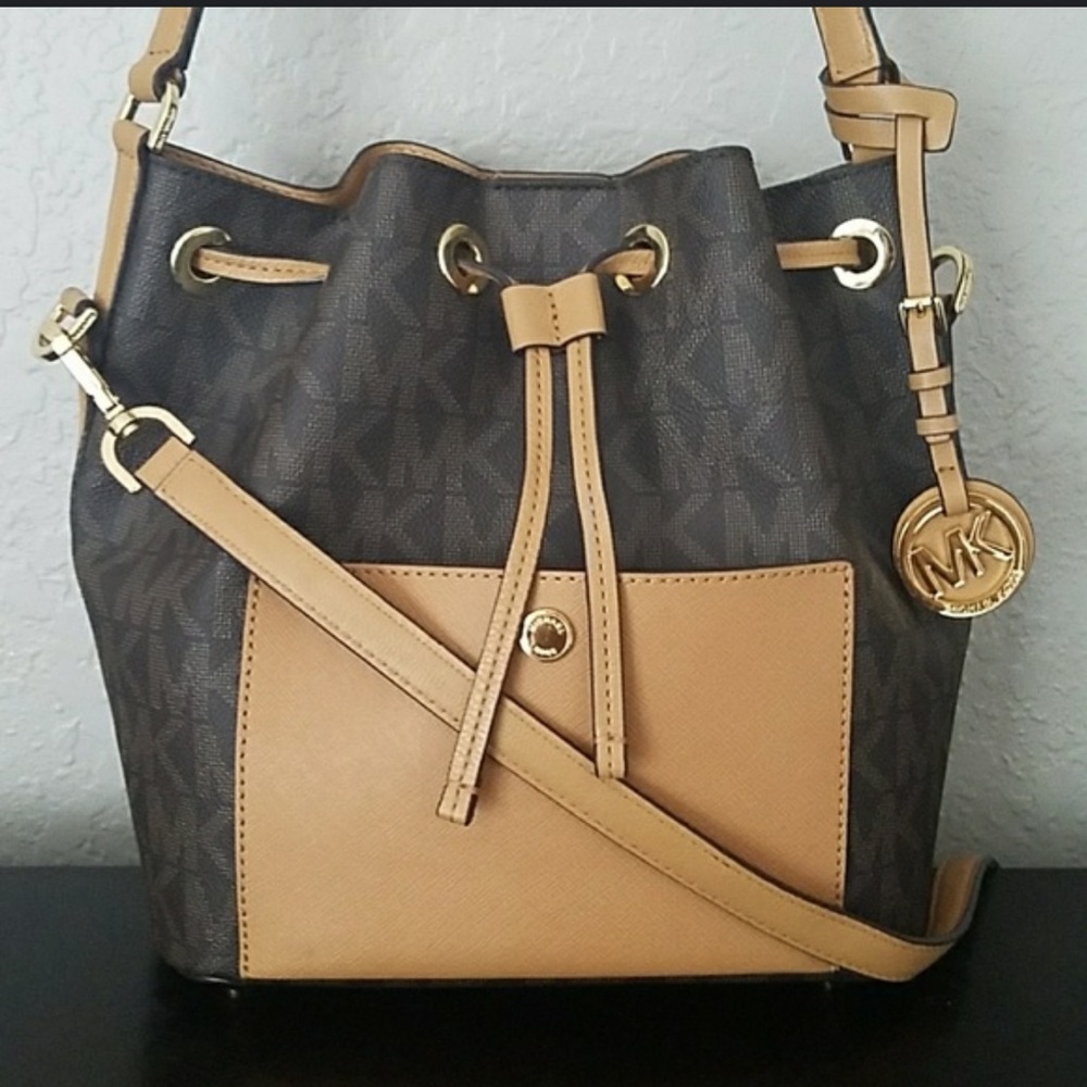 Michael kors bucket bag